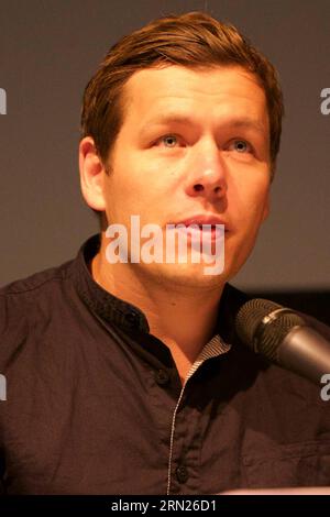 (150212) -- AMSTERDAM, le 12 février 2015 -- le photographe danois Mads Nissen assiste à une conférence de presse à l'occasion du World Press photo Award 2014, à Amsterdam, pays-Bas, le 12 février 2015.) NETHERLANDS-PHOTO-WORLD PRESS-AWARD SylviaxLederer PUBLICATIONxNOTxINxCHN Amsterdam février 12 2015 Danish photo Mads Nissen assiste à une conférence de presse LORS du World Press photo Award 2014 à Amsterdam pays-Bas LE 12 2015 février Netherlands photo World Press Award PUBLICATIONxNOTxINxCHN Banque D'Images