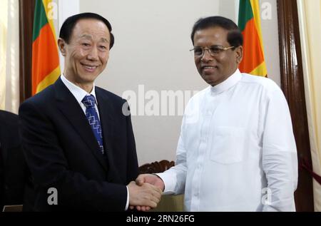 (150212) -- COLOMBO, le 12 février 2014 -- le président sri-lankais Maithripala Sirisena (à droite) serre la main de Wang Jiarui, vice-président du Comité national de la Conférence consultative politique du peuple chinois, à Colombo, Sri Lanka, le 12 février 2015. Wang Jiarui est ici pour une visite jeudi et vendredi. ) SRI LANKA-COLOMBO-DIPLOMACY-CHINA-WANG JIARUI-VISIT HuangxHaimin PUBLICATIONxNOTxINxCHN Colombo février 12 2014 le président sri lankais serre la main de Wang Jiarui Vice-président du Comité national des célébrités chinoises Conférence consultative politique à Colombo Sri Lanka F Banque D'Images