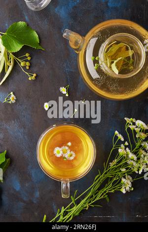 Tasse et théière de tisane fraîchement infusée. Cérémonie du thé. Boisson saine naturelle au linden et à la camomille Banque D'Images