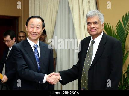 (150212) -- COLOMBO, 12 février 2014 -- le Premier ministre sri-lankais Ranil Wickremesinghe (à droite) serre la main de Wang Jiarui, vice-président du Comité national de la Conférence consultative politique du peuple chinois, à Colombo, Sri Lanka, le 12 février 2015. Wang Jiarui est ici pour une visite jeudi et vendredi. ) SRI LANKA-COLOMBO-DIPLOMACY-CHINA-WANG JIARUI-VISIT HuangxHaimin PUBLICATIONxNOTxINxCHN Colombo février 12 2014 le Premier ministre sri lankais Ranil Wickremesinghe serre la main de Wang Jiarui Vice-président du Comité national des célébrités chinoises S Political consultative con Banque D'Images