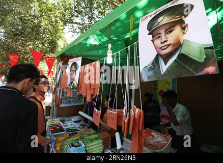 (150213) -- YANGON, photo prise le 13 février 2015 montre les photos du général Aung San dans une boutique de souvenirs et de livres lors de son centenaire à Yangon, Myanmar. Les trois jours de célébration du centenaire du général Aung San (1915-1947) se dérouleront jusqu'à samedi sur la place du peuple à Yangon, au Myanmar. Le 12 février 1947, toutes les nationalités du Myanmar, dirigées par le général Aung San, ont tenu la conférence historique de Panglong dans l’État Shan et signé l’accord de Panglong, proclamant l’indépendance du pays. Cette journée a été désignée comme la Journée de l Union du Myanmar. ) MYANMAR-YANGON-GENERA Banque D'Images