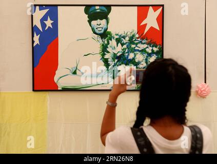 (150213) -- YANGON, Une fille prend une photo du portrait du général Aung San lors du centenaire du général Aung San à Yangon, Myanmar, le 13 février 2015. Les trois jours de célébration du centenaire du général Aung San (1915-1947) se dérouleront jusqu'à samedi sur la place du peuple à Yangon, au Myanmar. Le 12 février 1947, toutes les nationalités du Myanmar, dirigées par le général Aung San, ont tenu la conférence historique de Panglong dans l’État Shan et signé l’accord de Panglong, proclamant l’indépendance du pays. Cette journée a été désignée comme la Journée de l Union du Myanmar. ) MYANMAR-YANGON-GÉNÉRAL AUNG SA Banque D'Images