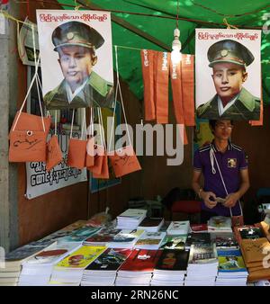 (150213) -- YANGON, photo prise le 13 février 2015 montre les photos et les livres biographiques du général Aung San exposés à la vente dans une boutique de souvenirs et de livres lors du centenaire du général Aung San à Yangon, Myanmar. Les trois jours de célébration du centenaire du général Aung San (1915-1947) se dérouleront jusqu'à samedi sur la place du peuple à Yangon, au Myanmar. Le 12 février 1947, toutes les nationalités du Myanmar, dirigées par le général Aung San, ont tenu la conférence historique de Panglong dans l’État Shan et signé l’accord de Panglong, proclamant l’indépendance du pays. Ce jour-là était Banque D'Images