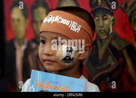 (150213) -- YANGON, Un enfant avec un autocollant du général Aung San sur la joue pose pour une photo lors du centenaire du général Aung San à Yangon, Myanmar, le 13 février 2015. Les trois jours de célébration du centenaire du général Aung San (1915-1947) se dérouleront jusqu'à samedi sur la place du peuple à Yangon, au Myanmar. Le 12 février 1947, toutes les nationalités du Myanmar, dirigées par le général Aung San, ont tenu la conférence historique de Panglong dans l’État Shan et signé l’accord de Panglong, proclamant l’indépendance du pays. Cette journée a été désignée comme la Journée de l Union du Myanmar. ) MYANMAR-YAN Banque D'Images