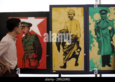 (150213) -- YANGON, Un homme regarde les portraits du général Aung San lors de son centenaire à Yangon, Myanmar, le 13 février 2015. Les trois jours de célébration du centenaire du général Aung San (1915-1947) se dérouleront jusqu'à samedi sur la place du peuple à Yangon, au Myanmar. Le 12 février 1947, toutes les nationalités du Myanmar, dirigées par le général Aung San, ont tenu la conférence historique de Panglong dans l’État Shan et signé l’accord de Panglong, proclamant l’indépendance du pays. Cette journée a été désignée comme la Journée de l Union du Myanmar. ) MYANMAR-YANGON-GÉNÉRAL AUNG SAN-ANNIVERSAIRE DU CENTENAIRE U Banque D'Images