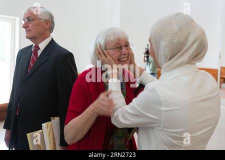 (150213) -- JÉRUSALEM, le 21 mai 2014 montre Cindy (C) et Craig Corrie (L), parents de la militante pacifiste américaine Rachel Corrie, devant la salle d audience de la Cour suprême d Israël à Jérusalem. Le tribunal suprême israélien a rejeté le 12 février 2015 un appel de la famille de la militante pacifiste américaine Rachel Corrie, tuée à Gaza par un bulldozer militaire en 2003, brisant tout espoir de sa famille de tenir Israël responsable de la mort. ISRAEL-TOP COURT-U.S. ACTIVISTE-MORT-APPEL-REJET JINI PUBLICATIONxNOTxINxCHN Jérusalem mai 21 2014 montre Cindy C et Craig Corrie les parents de l'activiste de la paix de l'U S Rachel Banque D'Images