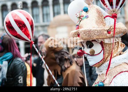 (150214) -- VENISE, 13 février 2015 -- Un fêtard costumé pose pendant le Carnaval de Venise à Venise, Italie, le 13 février 2015. L'édition 2015 du carnaval de Venise se déroule jusqu'au 17 février. )(bxq) ITALY-VENICE-CARNIVAL infophoto PUBLICATIONxNOTxINxCHN Venise 13 2015 février un fêtard costumé pose pendant le Carnaval de Venise Italie LE 13 2015 février l'édition 2015 du Carnaval de Venise dure jusqu'au 17 février Italie Carnaval de Venise PUBLICATIONxNOTxINxCHN Banque D'Images