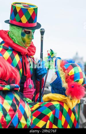 (150214) -- VENISE, 13 février 2015 -- Un fêtard costumé pose pendant le Carnaval de Venise à Venise, Italie, le 13 février 2015. L'édition 2015 du carnaval de Venise se déroule jusqu'au 17 février. )(bxq) ITALY-VENICE-CARNIVAL infophoto PUBLICATIONxNOTxINxCHN Venise 13 2015 février un fêtard costumé pose pendant le Carnaval de Venise Italie LE 13 2015 février l'édition 2015 du Carnaval de Venise dure jusqu'au 17 février Italie Carnaval de Venise PUBLICATIONxNOTxINxCHN Banque D'Images