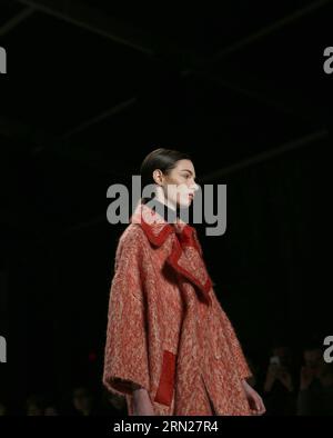 Un modèle présente une création de RANFAN par le designer chinois Ran Fan lors de la Fashion week de New York à New York, aux États-Unis, le 15 février 2015. ) US-NEW YORK-FASHION WEEK-RANFAN QinxLang PUBLICATIONxNOTxINxCHN un modèle présente une création de créateurs chinois Ran supporter lors de la Fashion week de New York aux États-Unis LE 15 2015 février US New York Fashion week PUBLICATIONxNOTxINxCHN Banque D'Images