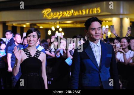 (150216) -- SINGAPOUR, 16 février 2015 -- l'acteur de Hong Kong Julian Cheung (à droite, devant) et Charmaine Sheh (à gauche, devant) marchent sur le tapis rouge lors de la première de gala du film Triumph in the Skies à Marina Bay Sands de Singapour, le 16 février 2015.) SINGAPORE-MOVIE-GALA PREMIERE ThenxChihxWey PUBLICATIONxNOTxINxCHN Singapour février 16 2015 Hong Kong acteur Julian Cheung r Front et Charmaine Sheh l Front Walk the Red Carpet au gala Premiere de Movie Triumph in the Skies à Singapour S Marina Bay Sands février 16 2015 Singapore Movie Gala Premiere PUBLICATIONxNOTxINxCHN Banque D'Images