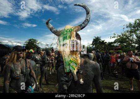 Schlammiger Bloco da Lama Karneval in Paraty Brasilien BRAZIL-PARATI-SOCIETY-CARNAVAL CristianoxMuniz/TELAM PUBLICATIONxNOTxINxCHN UIepW2hztuYqJh3qmEtf Schlammiger Bloco Carnaval de Lama in Paraty Brazil Carnaval de la Société Parati Telam PUBLICATIONxNOTxNOTxIqJh3tjif Banque D'Images