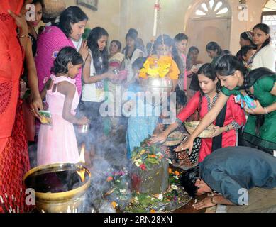 (150217) -- GUWAHATI, 17 février 2015 -- des dévots hindous indiens offrent des prières à une idole du Seigneur Shiva à l'occasion du festival Maha Shivaratri au temple Shivala à Guwahati, capitale de l'État d'Assam, au nord-est de l'Inde, le 17 février 2015. Les hindous marquent le festival Maha Shivratri en offrant des prières spéciales au Seigneur Shiva et le jeûne. )(azp) INDIA-GUWAHATI-MAHA SHIVRATRI FESTIVAL Stringer PUBLICATIONxNOTxINxCHN Guwahati Feb 17 2015 les dévots indiens hindous OFFRENT des prières À L'idole du Seigneur Shiva À l'occasion du Festival Maha Shivaratri AU Temple de Guwahati capitale de l'Inde S Nor Banque D'Images