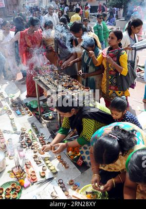 (150217) -- GUWAHATI, 17 février 2015 -- des dévots hindous indiens offrent des prières à une idole du Seigneur Shiva à l'occasion du festival Maha Shivaratri au temple Shivala à Guwahati, capitale de l'État d'Assam, au nord-est de l'Inde, le 17 février 2015. Les hindous marquent le festival Maha Shivratri en offrant des prières spéciales au Seigneur Shiva et le jeûne. )(azp) INDIA-GUWAHATI-MAHA SHIVRATRI FESTIVAL Stringer PUBLICATIONxNOTxINxCHN Guwahati Feb 17 2015 les dévots indiens hindous OFFRENT des prières À L'idole du Seigneur Shiva À l'occasion du Festival Maha Shivaratri AU Temple de Guwahati capitale de l'Inde S Nor Banque D'Images