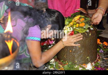 (150217) -- GUWAHATI, 17 février 2015 -- des dévots hindous indiens offrent des prières à une idole du Seigneur Shiva à l'occasion du festival Maha Shivaratri au temple Shivala à Guwahati, capitale de l'État d'Assam, au nord-est de l'Inde, le 17 février 2015. Les hindous marquent le festival Maha Shivratri en offrant des prières spéciales au Seigneur Shiva et le jeûne. )(azp) INDIA-GUWAHATI-MAHA SHIVRATRI FESTIVAL Stringer PUBLICATIONxNOTxINxCHN Guwahati Feb 17 2015 les dévots indiens hindous OFFRENT des prières À L'idole du Seigneur Shiva À l'occasion du Festival Maha Shivaratri AU Temple de Guwahati capitale de l'Inde S Nor Banque D'Images