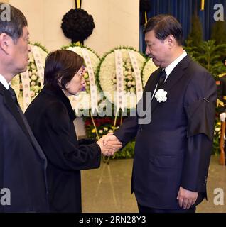 (150217) -- PÉKIN, le 17 février 2015 -- le président chinois Xi Jinping (à droite) présente ses condoléances aux proches de Deng Liqun, ancien haut fonctionnaire du Parti communiste chinois, au cimetière révolutionnaire de Babaoshan à Pékin, en Chine, le 17 février 2015. Le corps de Deng Liqun a été incinéré ici mardi. Le président chinois Xi Jinping, le premier ministre Li Keqiang et les hauts dirigeants Zhang Dejiang, Yu Zhengsheng, Liu Yunshan, Wang Qishan et Zhang Gaoli ont assisté aux funérailles. (hdt) CHINA-BEIJING-DENG LIQUN-CRÉMATION CEREMONY (CN) LixTao PUBLICATIONxNOTxINxCHN Beijing février 17 2015 le président chinois Xi Jinping r Banque D'Images