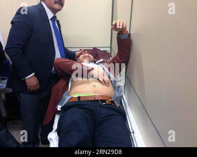 AKTUELLES ZEITGESCHEHEN Schlägerei im türkischen Parlament la photo prise le 17 février 2015 montre un parlementaire blessé après un combat au cours de la première journée de débats à l Assemblée générale de la législature turque sur un projet de loi controversé sur la sécurité intérieure dirigé par le gouvernement. La lutte a éclaté à la suite de disputes entre les députés au pouvoir du Parti de la justice et du développement (AKP) et les députés du principal parti d'opposition, le Parti républicain du peuple (CHP) et le Parti démocratique du peuple (HDP), lors d'une séance à huis clos tard dans la soirée. () TURQUIE-ANKARA-PARLEMENT-DÉBAT-BLESSURES Xinhua PUBLICATIONxNOTxINxCHN News C Banque D'Images