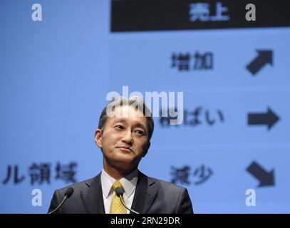 (150218) -- TOKYO, le 18 février 2014 -- Kazuo Hirai, Président-directeur général de Sony, assiste à une conférence de presse pour annoncer la stratégie commerciale au siège social de Tokyo, Japon, le 18 février 2015. Kazuo Hirai a déclaré que Sony allait transformer ses activités vidéo et audio en une société distincte et réduire son siège social dans le cadre d'un plan de redressement sur trois ans. JAPAN-TOKYO-SONY-PRESS CONFERENCE Stringer PUBLICATIONxNOTxINxCHN Tokyo 18 2014 février Kazuo Hirai, Président-directeur général de Sony, participe à une conférence de presse pour annoncer la stratégie commerciale AU siège de Tokyo Japon 18 2015 février Kazuo Hirai a déclaré Thatcher Sony Banque D'Images