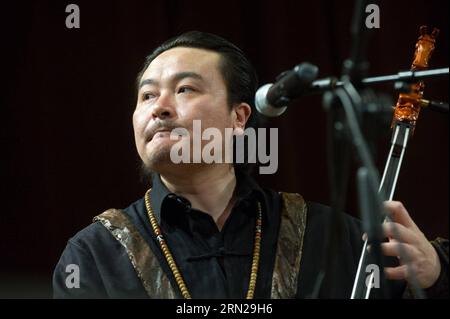 (150218) -- VILNIUS, le 18 février 2015 -- Un membre d'un ensemble de musique chinois se produit lors d'un concert de célébration du nouvel an chinois à Vilnius, Lituanie, le 18 février 2015. Les joyeuses célébrations du nouvel an chinois ont eu lieu en Lituanie mercredi, avec l'ensemble IH TSETSN de la région autonome de Mongolie intérieure du nord de la Chine apportant leurs chansons folkloriques au public local. LITHUANIE-VILNIUS-CHINESE NEW YEAR-CONCERT AlfredasxPliadis PUBLICATIONxNOTxINxCHN Vilnius février 18 2015 un membre de l'ensemble musical chinois se produit lors d'un concert de célébration du nouvel an chinois à Vilnius en Lituanie LE 18 février Banque D'Images