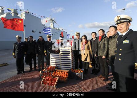 ATHÈNES, le 18 février 2015 -- des membres du personnel de l'ambassade de Chine en Grèce et des Chinois locaux d'outre-mer ont envoyé de la nourriture aux soldats de la marine chinoise à Athènes, en Grèce, le 18 février 2015. Les joyeuses célébrations du nouvel an chinois ont eu lieu mercredi à Athènes par la 18e flotte d'escorte navale chinoise, l'ambassade de Chine en Grèce et les Chinois d'outre-mer en Grèce. GRÈCE-ATHÈNES-FLOTTE NAVALE CHINOISE-CÉLÉBRATION DU NOUVEL AN CHINOIS LiuxYongqiu PUBLICATIONxNOTxINxCHN Athènes février 18 2015 membres du personnel de l'ambassade de Chine en Grèce et les Chinois d'outre-mer locaux ont envoyé des aliments aux soldats de la marine chinoise à Athènes Gree Banque D'Images