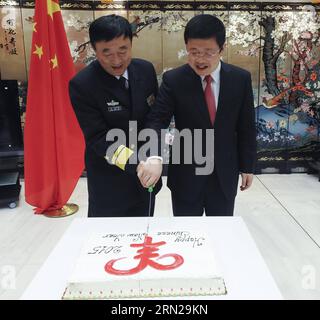 ATHÈNES, le 18 février 2015 -- l'ambassadeur de Chine en Grèce Zou Xiaoli (à droite) et Zhang Chuanshu, commandant de la flotte et chef d'état-major adjoint de la flotte de la mer de Chine méridionale, ont coupé le gâteau lors d'une célébration du nouvel an chinois à Athènes, en Grèce, le 18 février 2015. Les joyeuses célébrations du nouvel an chinois ont eu lieu mercredi à Athènes par la 18e flotte d'escorte navale chinoise, l'ambassade de Chine en Grèce et les Chinois d'outre-mer en Grèce. GRÈCE-ATHÈNES-FLOTTE NAVALE CHINOISE-CÉLÉBRATION DU NOUVEL AN CHINOIS LiuxYongqiu PUBLICATIONxNOTxINxCHN Athènes février 18 2015 Ambassadeur de Chine en Grèce Zou Xiaoli r et Z Banque D'Images