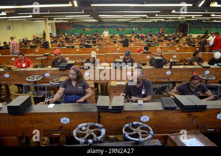 (150219) -- SANTIAGO, le 19 février 2015 -- des gens travaillent dans une usine de cigares d'exportation à Villa Gonzalez, province de Santiago, République dominicaine, le 19 février 2015. Le tabac est le principal produit agro-exporté en République Dominicaine et la province de Santiago mène sa production dans le pays. Les recettes d'exportation du tabac représentent les 7,5 pour cent du total des exportations dominicaines, et les produits du tabac impliquent les 8,5 pour cent des recettes fiscales provenant des taxes sur les marchandises. La chaîne de production de tabac génère 110 000 emplois directs et soutient quelque 350 000 personnes, selon le Tobacco In de la République dominicaine Banque D'Images