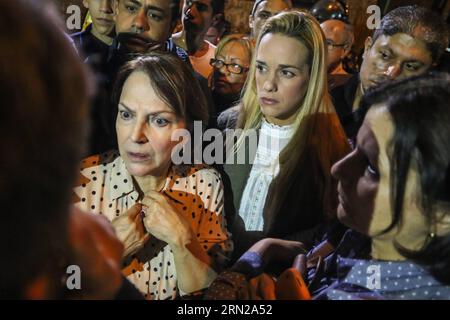 CARACAS, le 19 février 2015 -- Mitzy Capriles de Ledezma (L, Front), épouse du maire de Caracas Antonio Ledezma, réagit devant les installations du Service national de renseignement (SEBIN), à Caracas, Venezuela, le 19 février 2015. Le président vénézuélien Nicolas Maduro a confirmé jeudi soir que le maire métropolitain de Caracas, Antonio Ledezma, avait été arrêté pour son implication présumée dans une tentative de coup d'État déjouée et une conspiration contre son gouvernement la semaine dernière. Str) VENEZUELA-CARACAS-POLITICS-LEDEZMA BorisxVergara PUBLICATIONxNOTxINxCHN Caracas Feb 19 2015 de Ledezma l Front Wife of Caracas Mayo Banque D'Images