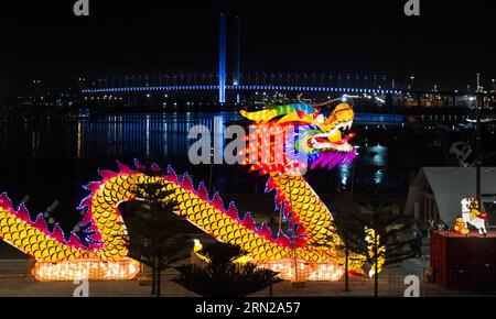 (150220) -- MELBOURNE, 19 février 2015 -- une photo prise le 19 février 2015 montre une spectaculaire lanterne de dragon illuminée de 100 mètres de long installée pour célébrer le nouvel an lunaire chinois aux Docklands de Melbourne, en Australie. Cette installation est éclairée de février 19 à mars 1. ) AUSTRALIE-MELBOURNE-CHINESE LUNAR NEW YEAR BaixXue PUBLICATIONxNOTxINxCHN Melbourne février 19 2015 photo prise LE 19 2015 février montre une spectaculaire lanterne Dragon illuminée de 100 mètres de long installée pour célébrer le nouvel an lunaire chinois AUX Docklands à Melbourne Australie cette installation EST illuminée du 19 février au Banque D'Images