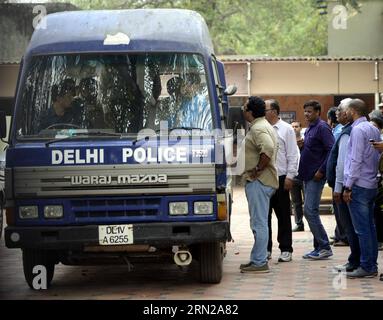 (150220) -- NEW DELHI, 20 février 2015 -- Un autobus de la police de Delhi transportant les suspects présumés dans une affaire d'espionnage pétrolier est vu devant un tribunal de New Delhi, en Inde, le 20 février 2015. La police indienne a arrêté sept personnes soupçonnées d'espionnage d'entreprise en volant des documents classifiés du ministère du pétrole, ont déclaré vendredi les responsables. (azp) INDE-NEW DELHI-ENTREPRISE ESPIONNAGE ParthaxSarkar PUBLICATIONxNOTxINxCHN New Delhi février 20 2015 un bus de la police de Delhi transportant les suspects présumés dans l'affaire d'espionnage pétrolier EST Lakes À un tribunal à New Delhi Inde février 20 2015 la police indienne a arrêté se Banque D'Images