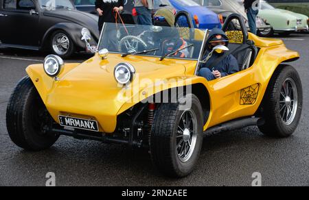 Volkswagen VW Beach Buggy modifié jaune Vintage rétro Show Shine Day Out, Melbourne Victoria Banque D'Images