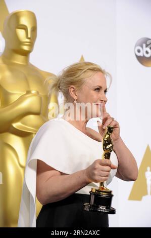 (150223) -- LOS ANGELES, 22 février 2015 -- l'actrice Patricia Arquette pose après avoir remporté le prix de la meilleure actrice dans un second rôle pour Boyhood lors de la 87e cérémonie des Oscars au Dolby Theater de Los Angeles, aux États-Unis, le 22 février 2015. )(bxq) US-LOS ANGELES-OSCARS-MEILLEURE ACTRICE DANS Un SECOND RÔLE YangxLei PUBLICATIONxNOTxINxCHN Los Angeles février 22 2015 l'actrice Patricia Arquette pose après avoir remporté le prix de la meilleure actrice dans un second rôle pour son enfance lors de la 87e cérémonie des Oscars AU Dolby Theatre de Los Angeles aux États-Unis LE 22 2015 février Oscars de Los Angeles BES Banque D'Images