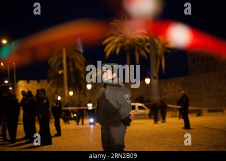 (150222) -- JÉRUSALEM, 22 février 2015 -- une policière des frontières israélienne sécurise la scène où un coup de couteau a eu lieu sur la place Tzahal à Jérusalem, le 22 février 2015. Dimanche soir, un jeune palestinien a poignardé un juif ultra-orthodoxe à Jérusalem, et a été arrêté par le maire de la ville qui était présent sur les lieux, ont déclaré des responsables. La victime, un juif de 27 ans, a subi des blessures modérées à légères à l'estomac, a déclaré un porte-parole des services d'urgence. MIDEAST-JÉRUSALEM-POIGNARDER JINI PUBLICATIONxNOTxINxCHN Jérusalem février 22 2015 à la police des frontières israélienne femme sécurise la scène Whe Banque D'Images