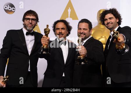 (150223) -- LOS ANGELES, 22 février 2015 -- Alejandro Gonzalez Inarritu (2e L), Nicolas Giacobone (1e L), Alexander Dinelaris (2e R), et Armando Bo pose après avoir remporté le prix du meilleur scénario original pour Birdman (la vertu inattendue de l'ignorance) lors de la 87e cérémonie des Oscars au Dolby Theater de Los Angeles, aux États-Unis, le 22 février 2015.) US-LOS ANGELES-OSCARS-BIRD MAN YangxLei PUBLICATIONxNOTxINxCHN Los Angeles février 22 2015 Alejandro Gonzalez Inarritu 2nd l Nicolas 1st l Alexander 2nd r et Armando Bo posent après avoir remporté le prix du meilleur scénario original pour Birdman The Banque D'Images