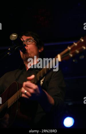 L'auteur-compositeur-interprète américain Erik Penny chante à Nachtleben, Francfort, Allemagne, le 24 février 2015. ) ALLEMAGNE-FRANCFORT-PERFORMANCE LuoxHuanhuan PUBLICATIONxNOTxINxCHN chanteur américain Erik Penny chante dans la vie nocturne Francfort Allemagne LE 24 2015 février Allemagne Francfort Performance LuoxHuanhuan PUBLICATIONxNOTxINxCHN Banque D'Images