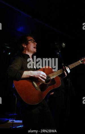 L'auteur-compositeur-interprète américain Erik Penny chante à Nachtleben, Francfort, Allemagne, le 24 février 2015. ) ALLEMAGNE-FRANCFORT-PERFORMANCE LuoxHuanhuan PUBLICATIONxNOTxINxCHN chanteur américain Erik Penny chante dans la vie nocturne Francfort Allemagne LE 24 2015 février Allemagne Francfort Performance LuoxHuanhuan PUBLICATIONxNOTxINxCHN Banque D'Images