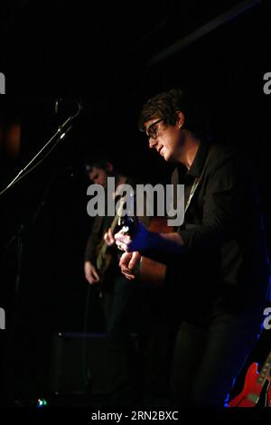 L'auteur-compositeur-interprète américain Erik Penny chante à Nachtleben, Francfort, Allemagne, le 24 février 2015. ) ALLEMAGNE-FRANCFORT-PERFORMANCE LuoxHuanhuan PUBLICATIONxNOTxINxCHN chanteur américain Erik Penny chante dans la vie nocturne Francfort Allemagne LE 24 2015 février Allemagne Francfort Performance LuoxHuanhuan PUBLICATIONxNOTxINxCHN Banque D'Images