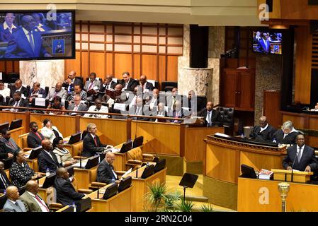 (150225) -- LE CAP, le 25 février 2015 -- le ministre sud-africain des Finances, Nhlanhla Nene (avant droit), prononce son discours sur le budget national lors d'une séance conjointe de l'Assemblée nationale et du Conseil national des provinces, au Cap, en Afrique du Sud, le 25 février 2015. Le ministre sud-africain des Finances, Nhlanhla Nene, a averti mercredi que les contraintes en matière d électricité entraveraient la croissance économique du pays. Doc/) AFRIQUE DU SUD-CAPE TOWN-DISCOURS SUR LE BUDGET NATIONAL-PÉNURIE D'ÉLECTRICITÉ NtswexMokoena PUBLICATIONxNOTxINxCHN Cape Town février 25 2015 les ministres des Finances sud-africains Nhlanhla Nene r Front livrent son B national Banque D'Images