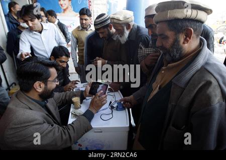 (150226) -- PESHAWAR, 26 février 2015 -- des personnes font scanner leurs empreintes digitales pour faire vérifier une carte SIM de téléphone cellulaire à Peshawar, au nord-ouest du Pakistan, 26 février 2015. Les Pakistanais font la queue pour scanner leurs empreintes digitales et vérifier leur identité afin de conserver leurs téléphones portables, dans le cadre des mesures de sécurité prises à la suite de l'attaque de l'école Peshawar en décembre. )(lmz) PAKISTAN-PESHAWAR-CELL PHONE-SIM-REGISTRATION UmarxQayyum PUBLICATIONxNOTxINxCHN Peshawar Feb 26 2015 des célébrités voient leurs empreintes digitales scannées pour faire vérifier la carte SIM de téléphone portable dans Northwest Pakistan S Peshawar Feb Banque D'Images