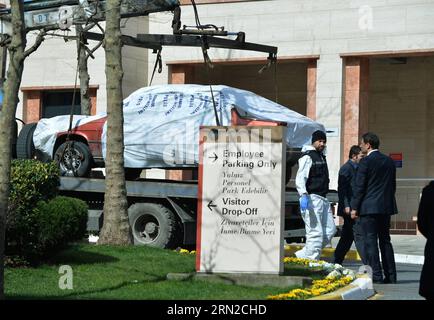 (150227) -- ISTANBUL, 27 février 2015 -- des policiers se préparent à enlever un véhicule près du consulat américain à Istanbul 27 février 2015.la police turque a arrêté un homme qui lui faisait des coups de fil pour faire exploser un attentat suicide devant le consulat américain à Istanbul vendredi, ont indiqué les médias locaux.) (Lmz) TURQUIE-ISTANBUL-États-Unis-CONSULAT GÉNÉRAL-MENACE À LA BOMBE LuxZhe PUBLICATIONxNOTxINxCHN Istanbul février 27 2015 des policiers se préparent à ENLEVER un véhicule près du consulat des États-Unis à Istanbul février 27 2015 la police turque a arrêté un homme en train de faire exploser une bombe suicidaire devant le consulat des États-Unis à Istanbul LE vendredi Med local Banque D'Images