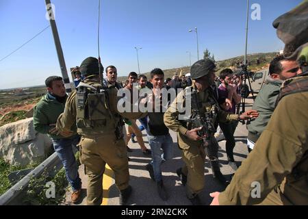 (150227) -- BETHLEHEM, 27 février 2014 -- des soldats israéliens empêchent les musulmans palestiniens de faire la prière du vendredi devant une mosquée incendiée par des colons juifs intransigeants dans la nuit du 25 février 2015, dans le village de Cisjordanie d’al-Jaba, au sud-ouest de Bethléem, le 27 février. ) MIDEAST-BETHLEHEM-PRIÈRE DU VENDREDI LuayxSababa PUBLICATIONxNOTxINxCHN Bethlehem février 27 2014 des soldats israéliens arrêtent les musulmans PALESTINIENS d'exécuter la prière du vendredi devant une mosquée Thatcher ce qui a mis le feu par des colons juifs de ligne dure DANS la nuit du 25 février dans le village de CISJORDANIE d'Al South WES Banque D'Images