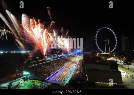 (150227) -- SINGAPOUR, 27 février 2015 -- des feux d'artifice explosent au-dessus du F1 Pit Building de Singapour lors du Chingay 2015 à Marina Bay, Singapour, le 27 février 2015. La magnifique Chingay Parade de Singapour, un défilé annuel de rue et de flotteurs connu pour ses spectacles multiculturels, a débuté vendredi pour célébrer le nouvel an chinois. SINGAPORE-CHINGAY ThenxChihxWey PUBLICATIONxNOTxINxCHN Singapour février 27 2015 des feux d'artifice explosent sur Singapore S F1 Pit Building lors du Chingay 2015 à Marina Bay Singapour février 27 2015 Singapore S Magnificent Chingay Parade to Annual Street and Float Parade k Banque D'Images