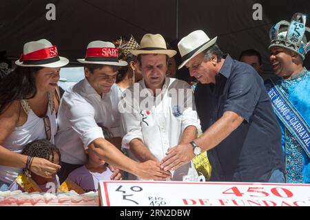 (150301) -- RIO DE JANEIRO, 1 mars 2015 -- Eduardo Paes, maire de Rio de Janeiro (C) et Luiz Fernando Pezao (2e R), gouverneur de l'État de Rio de Janeiro, allumez la bougie sur un gâteau lors d'une fête d'anniversaire pour la ville de Rio de Janeiro, dans le centre-ville de Rio de Janeiro, Brésil, le 1 mars 2015. Rio de Janeiro, la deuxième plus grande ville du Brésil, a célébré dimanche le 450e anniversaire de sa fondation et la revitalisation de la zone portuaire de la ville se lève comme le plus grand cadeau pour les résidents. Un gâteau de 450 mètres de long a été servi à la fête d'anniversaire.) BRÉSIL-RIO DE JAN Banque D'Images