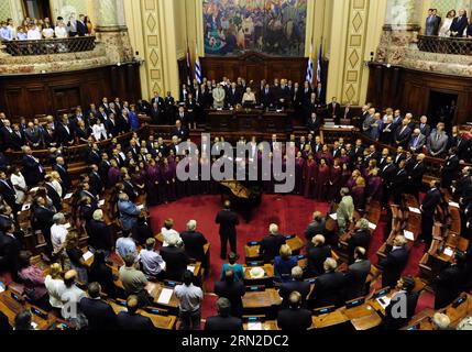 (150301) -- MONTEVIDEO, 1 mars 2015 -- image fournie par les expositions à l'intérieur du Parlement uruguayen lors de l'assermentation de Tabare Vazquez (C-L-Back) en tant que nouveau président de l'Uruguay, dans la ville de Montevideo, capitale de l'Uruguay, le 1 mars 2015. Tabare Vazquez a prêté serment dimanche en tant que président de l'Uruguay pour la période 2015-2020, un poste qu'il a déjà occupé entre 2005 et 2010, devenant ainsi le 53e président de l'histoire du pays sud-américain. Présidence de l'Uruguay) (dh) URUGUAY-MONTEVIDEO-POLITICS-TABARE VAZQUEZ URUGUAY SxPRESIDENCY PUBLICATIONxNOTxINxCHN Banque D'Images