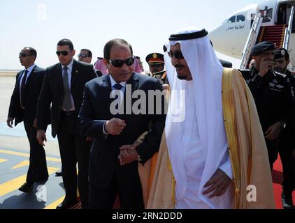 (150301) -- RIYAD, le 1 mars 2015 -- la photo distribuée par l'agence de presse étatique égyptienne montre que le roi Salmane d'Arabie saoudite (R, front) accueille le président égyptien Abdel Fattah al-Sisi (L, front) en visite à l'aéroport de Riyad, Arabie saoudite, le 1 mars 2015. Le président égyptien Abdel Fattah al-Sisi en visite et le roi d'Arabie saoudite Salman bin Abdulaziz Al Saoud ont tenu dimanche des entretiens approfondis à Riyad sur les questions régionales épineuses, selon l'Agence de presse saoudienne. SAUDI-RIYAD-ÉGYPTE-PRÉSIDENT-VISITE MENA PUBLICATIONxNOTxINxCHN Riyad Mars 1 2015 le document photo de l'Egypte S State Banque D'Images