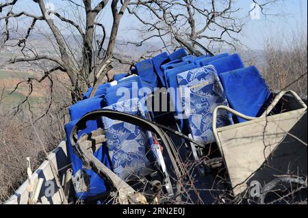 (150303) -- LINZHOU, 3 mars 2015 -- une photo prise le 3 mars 2015 montre le site d'un accident de la route qui a coûté la vie à 20 personnes dans la ville de Linzhou, dans la province du Henan, au centre de la Chine. Vingt personnes ont été confirmées mortes et 13 autres ont été blessées après qu'un autocar est tombé d'une falaise lundi soir dans la ville de Linzhou. Le bus transportait des membres d'une troupe d'opéra locale lorsque l'accident s'est produit à Linzhou, sous la juridiction de la ville d'Anyang, selon le gouvernement municipal d'Anyang. (lfj) CHINA-HENAN-LINZHOU-TRAFFIC ACCIDENT (CN) ZhuxXiang PUBLICATIONxNOTxINxCHN Linzhou Mars 3 2015 photo Tak Banque D'Images