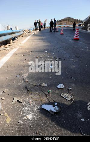 (150303) -- LINZHOU, 3 mars 2015 -- une photo prise le 3 mars 2015 montre le site d'un accident de la route qui a coûté la vie à 20 personnes dans la ville de Linzhou, dans la province du Henan, au centre de la Chine. Vingt personnes ont été confirmées mortes et 13 autres ont été blessées après qu'un autocar est tombé d'une falaise lundi soir dans la ville de Linzhou. Le bus transportait des membres d'une troupe d'opéra locale lorsque l'accident s'est produit à Linzhou, sous la juridiction de la ville d'Anyang, selon le gouvernement municipal d'Anyang. (lfj) CHINA-HENAN-LINZHOU-TRAFFIC ACCIDENT (CN) ZhuxXiang PUBLICATIONxNOTxINxCHN Linzhou Mars 3 2015 photo Tak Banque D'Images