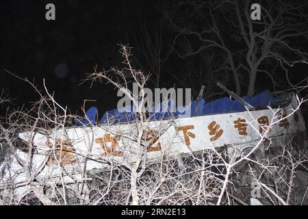 (150303) -- LINZHOU, 3 mars 2015 -- une photo prise le 3 mars 2015 montre le site d'un accident de la route qui a coûté la vie à 20 personnes dans la ville de Linzhou, dans la province du Henan, au centre de la Chine. Vingt personnes ont été confirmées mortes et 13 autres ont été blessées après qu'un autocar est tombé d'une falaise lundi soir dans la ville de Linzhou. Le bus transportait des membres d'une troupe d'opéra locale lorsque l'accident s'est produit à Linzhou, sous la juridiction de la ville d'Anyang, selon le gouvernement municipal d'Anyang. (lfj) CHINA-HENAN-LINZHOU-TRAFFIC ACCIDENT (CN) LiuxJiankun PUBLICATIONxNOTxINxCHN Linzhou Mars 3 2015 photo T Banque D'Images