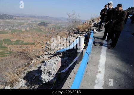 (150303) -- LINZHOU, 3 mars 2015 -- une photo prise le 3 mars 2015 montre le site d'un accident de la route qui a coûté la vie à 20 personnes dans la ville de Linzhou, dans la province du Henan, au centre de la Chine. Vingt personnes ont été confirmées mortes et 13 autres ont été blessées après qu'un autocar est tombé d'une falaise lundi soir dans la ville de Linzhou. Le bus transportait des membres d'une troupe d'opéra locale lorsque l'accident s'est produit à Linzhou, sous la juridiction de la ville d'Anyang, selon le gouvernement municipal d'Anyang. (lfj) CHINA-HENAN-LINZHOU-TRAFFIC ACCIDENT (CN) ZhuxXiang PUBLICATIONxNOTxINxCHN Linzhou Mars 3 2015 photo Tak Banque D'Images