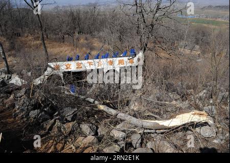 (150303) -- LINZHOU, 3 mars 2015 -- une photo prise le 3 mars 2015 montre le site d'un accident de la route qui a coûté la vie à 20 personnes dans la ville de Linzhou, dans la province du Henan, au centre de la Chine. Vingt personnes ont été confirmées mortes et 13 autres ont été blessées après qu'un autocar est tombé d'une falaise lundi soir dans la ville de Linzhou. Le bus transportait des membres d'une troupe d'opéra locale lorsque l'accident s'est produit à Linzhou, sous la juridiction de la ville d'Anyang, selon le gouvernement municipal d'Anyang. (lfj) CHINA-HENAN-LINZHOU-TRAFFIC ACCIDENT (CN) ZhuxXiang PUBLICATIONxNOTxINxCHN Linzhou Mars 3 2015 photo Tak Banque D'Images