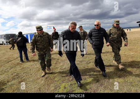 TIERRA DEL FUEGO, 2 mars 2015 -- image fournie par le ministre chilien de la Défense Jorge Burgos Carela (2e R) et son homologue argentin Agustin Rossi (2e L) à la tête de la cérémonie de destruction des dernières mines terrestres et de la déclaration de l'île Grande exempte de ces explosifs, au poste frontalier de San Sebastian, en Terre de feu, Chili, le 2 mars 2015. L'Argentine et le Chili ont réaffirmé lundi l'engagement bilatéral en faveur de la paix, au cours d'un acte dirigé par les ministres de la Défense des deux pays à l'extrême sud du continent, qu'ils ont déclaré exempt de mines terrestres . ) (Lyi) CHILE-TIER Banque D'Images