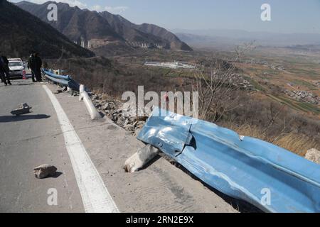 (150303) -- LINZHOU, 3 mars 2015 -- une photo prise le 3 mars 2015 montre le site d'un accident de la route qui a coûté la vie à 20 personnes dans la ville de Linzhou, dans la province du Henan, au centre de la Chine. Vingt personnes ont été confirmées mortes et 13 autres ont été blessées après qu'un autocar est tombé d'une falaise lundi soir dans la ville de Linzhou. Le bus transportait des membres d'une troupe d'opéra locale lorsque l'accident s'est produit à Linzhou, sous la juridiction de la ville d'Anyang, selon le gouvernement municipal d'Anyang. (lfj) CHINA-HENAN-LINZHOU-TRAFFIC ACCIDENT (CN) GaoxZhiyong PUBLICATIONxNOTxINxCHN Linzhou Mars 3 2015 photo T Banque D'Images